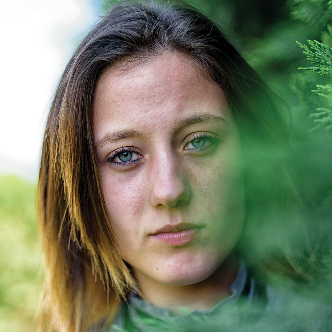 Portrait photo of young woman